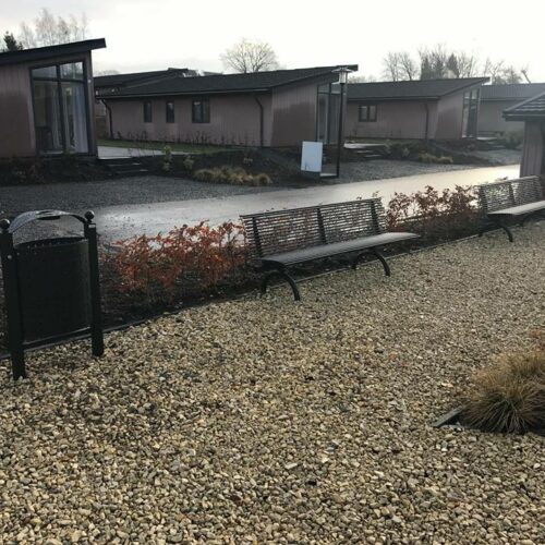 Parkbanken model Rest en onze buitenafvalbak Genova, alles in een fraaie zwarte coating uitgevoerd. Deze staan bij Top-parken.